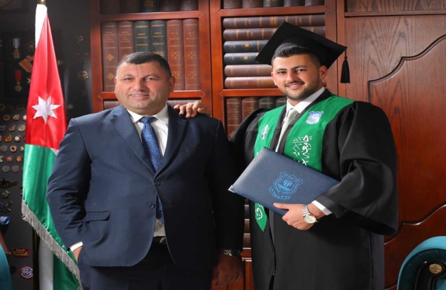 ألف مبارك لسامر جميل غدايرة حصوله على بكالوريوس الحقوق