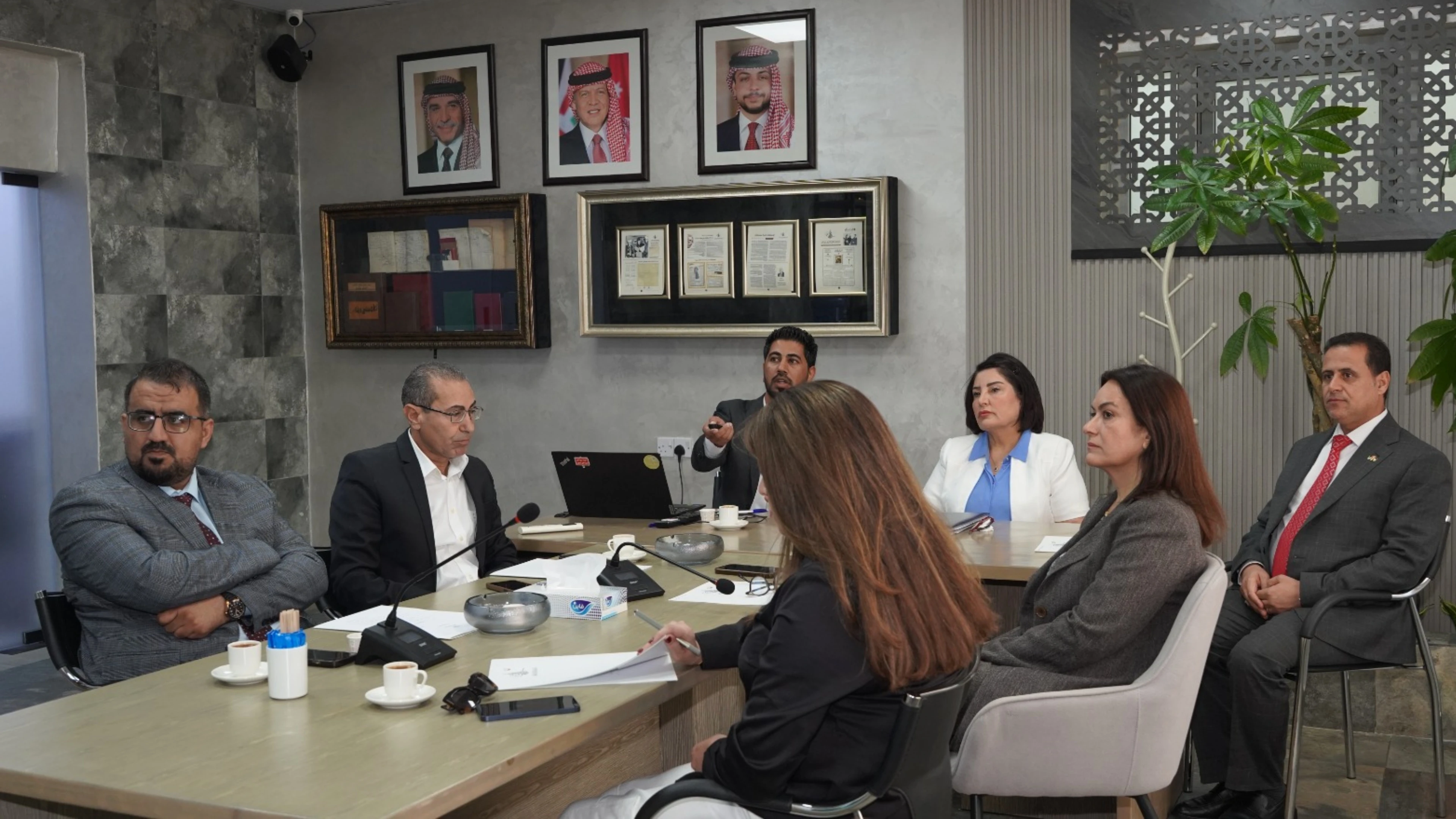 مديرة مركز التوثيق الملكي تتابع سير عمل اللجان والفرق البحثية